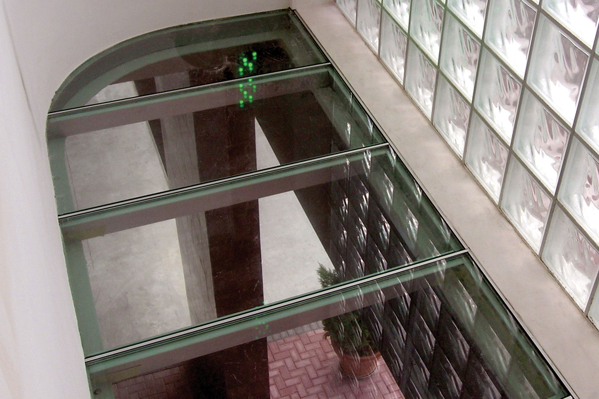 GlassWalk structural glass system